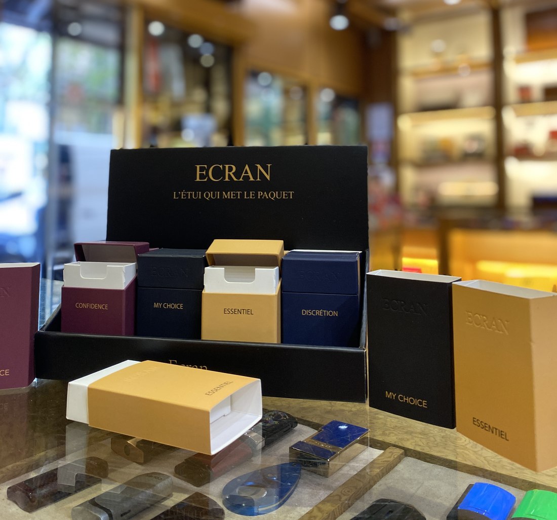 Présentoir ÉCRAN sur le comptoir d'une boutique parisienne
